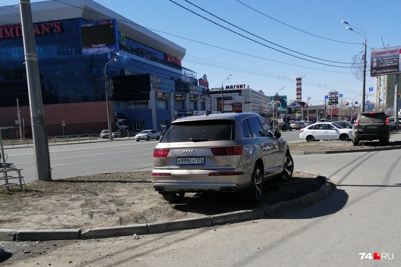 Лот № 7. На пустой парковке около МФЦ владелец этого Audi Q7 додумался встать на газон Лот № 7. На пустой парковке около МФЦ владелец этого Audi Q7 додумался встать на газон