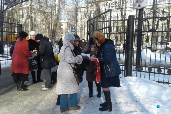 Подписи
под призывами защитить парк собирали еще на входе Подписи
под призывами защитить парк собирали еще на входе