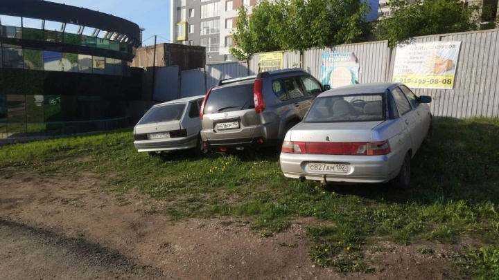 «Вы не поверите»: блогер Илья Варламов похвалил Уфу за закон о запрете парковки на газонах