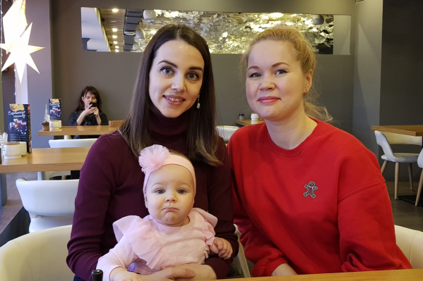 Диана Казабесова с малышкой Региной, которой помогла появиться на свет архангельская доула Люся Шаляпина Диана Казабесова с малышкой Региной, которой помогла появиться на свет архангельская доула Люся Шаляпина
