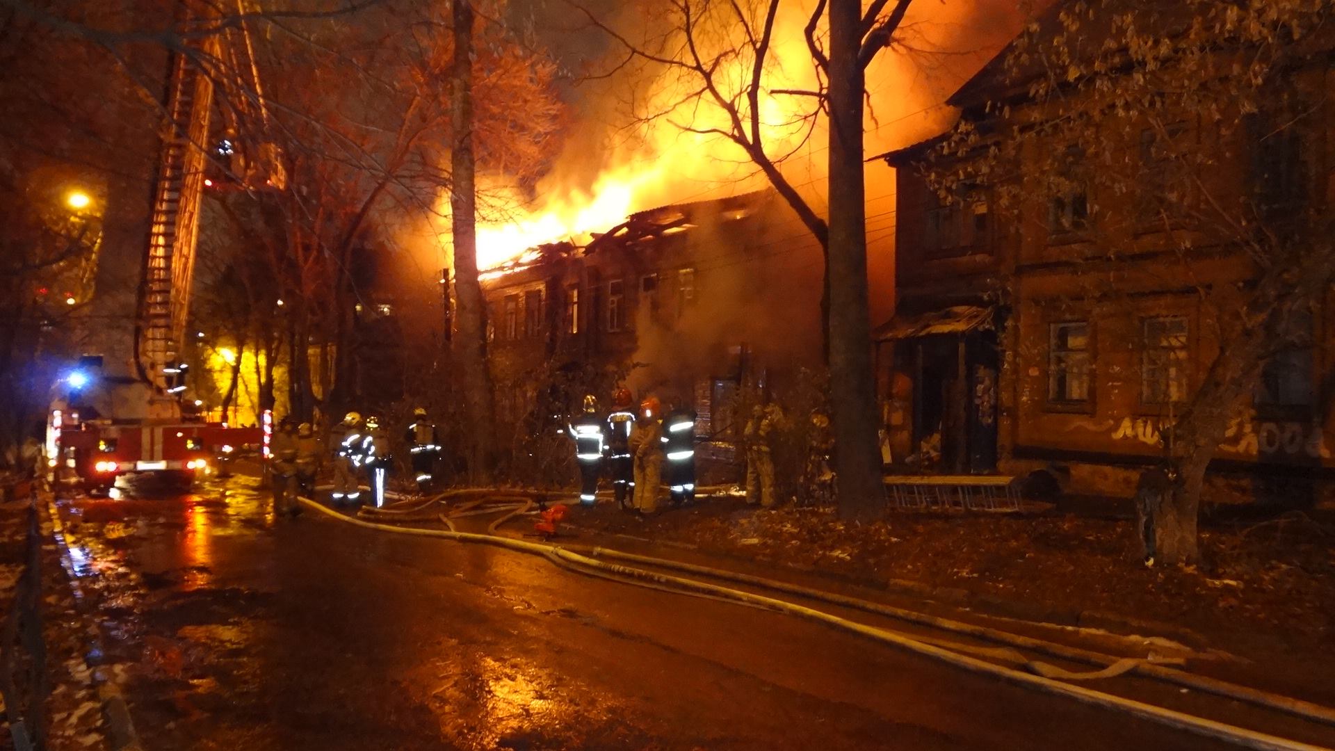 В центре Нижнего Новгорода горит деревянный дом