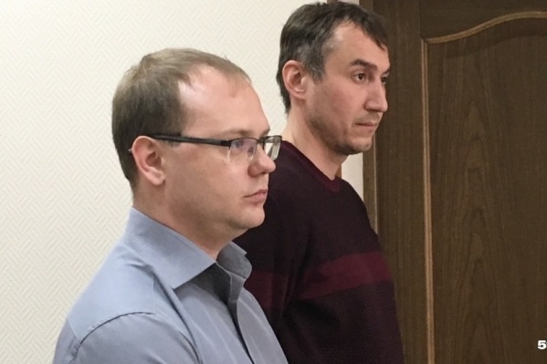 На фото экс-директор УК «Гарант» Алексей Рямов (слева) и его подчиненный — инженер Константин Ветров в зале суда На фото экс-директор УК «Гарант» Алексей Рямов (слева) и его подчиненный — инженер Константин Ветров в зале суда