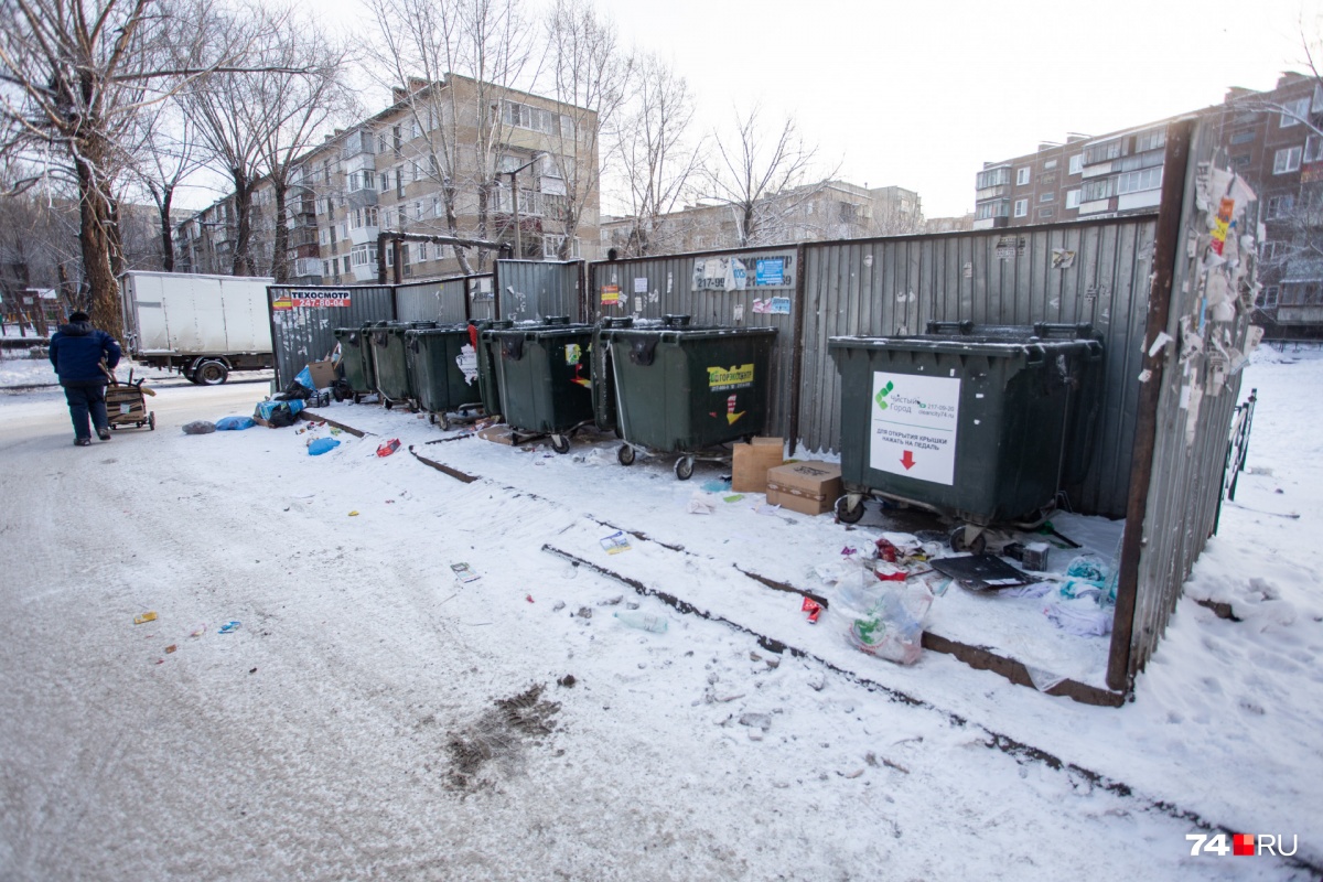 Металлические контейнеры во дворах массово меняют на пластиковые. Правда, где-то они уже начинают гореть Металлические контейнеры во дворах массово меняют на пластиковые. Правда, где-то они уже начинают гореть