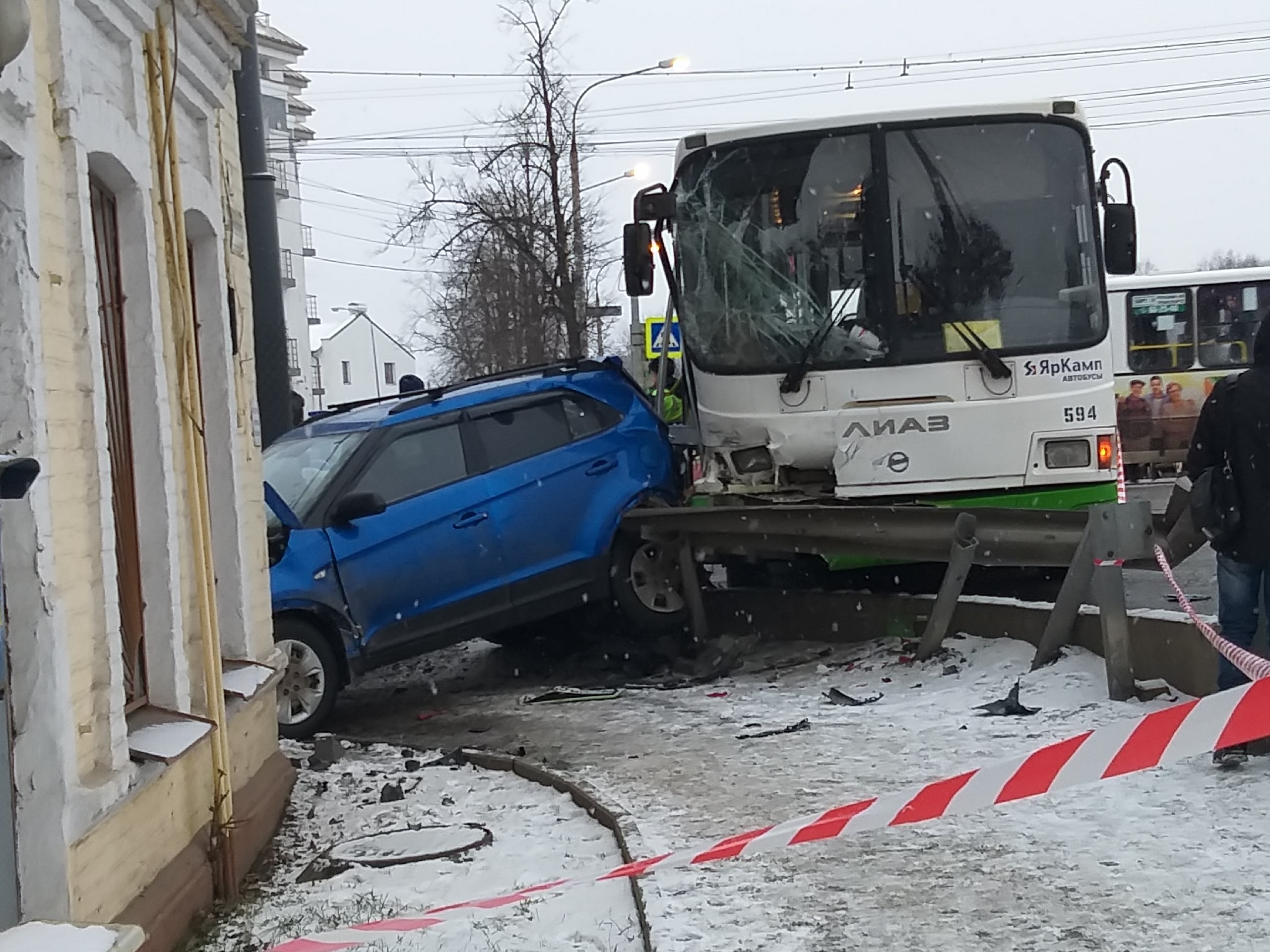 Происшествия ярославль сегодня. Авария на Московском проспекте Ярославль. Авария автобусов в Ярославле. Авария автобус Московский проспект Ярославль. Авария в Ярославле 2 автобуса.