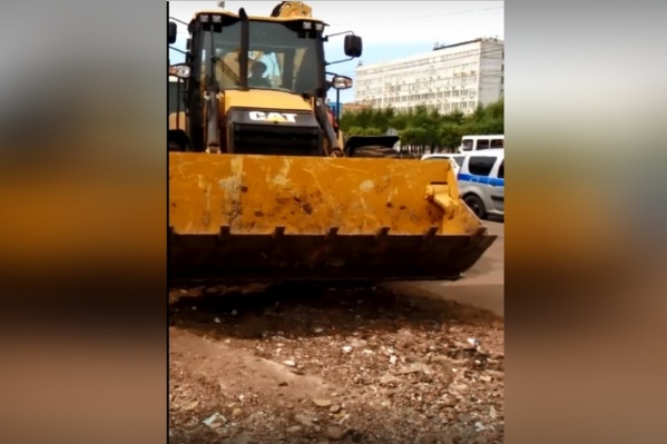 По словам предпринимателей, документов на снос им так и не показали, хотя техника и полиция приехала По словам предпринимателей, документов на снос им так и не показали, хотя техника и полиция приехала