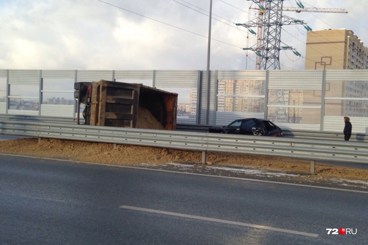 Автомобилистов, которые едут со стороны Пермякова, отправляют в объезд Автомобилистов, которые едут со стороны Пермякова, отправляют в объезд