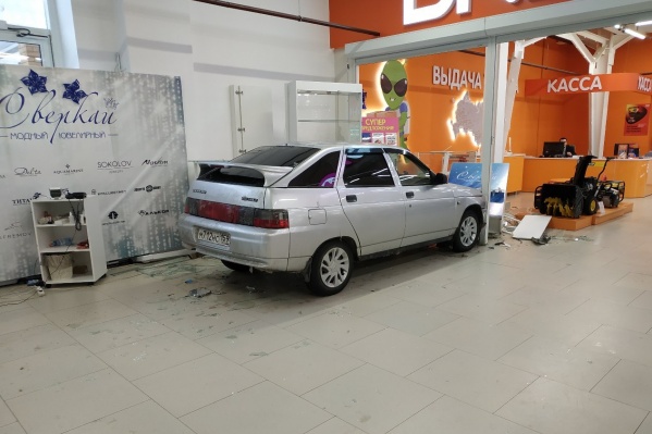 Автомобиль снес ювелирный отдел Автомобиль снес ювелирный отдел