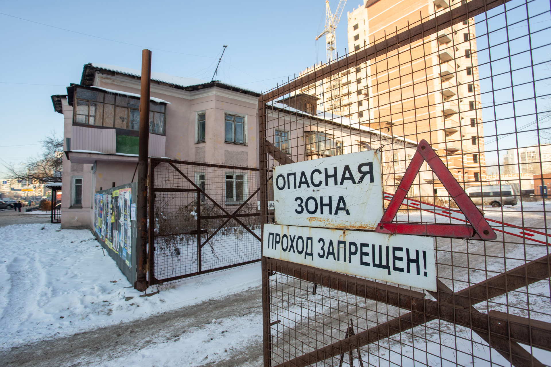 На площадке долгостроя предстоит снести старый барак и на его месте возвести третью секцию дома На площадке долгостроя предстоит снести старый барак и на его месте возвести третью секцию дома