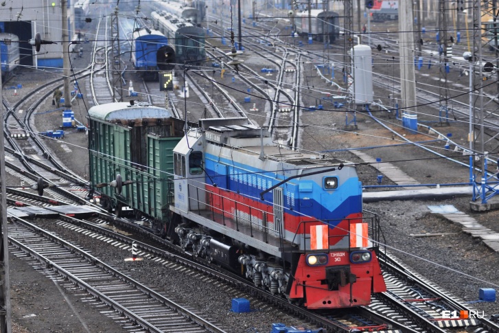Представители Свердловской железной дороги утверждают, что хлопок — это реакция защитной системы на отключение энергии