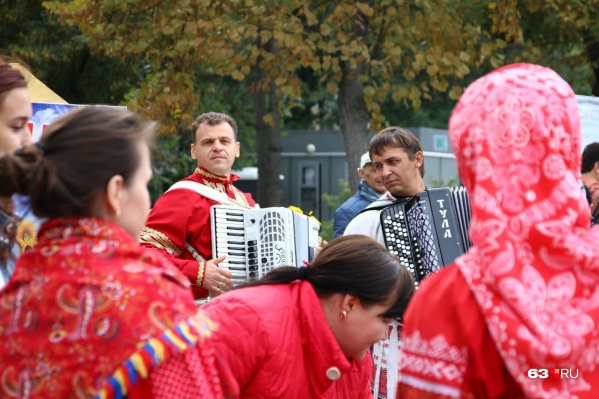 Самарцев на набережной будут развлекать национальные ансамбли Самарцев на набережной будут развлекать национальные ансамбли