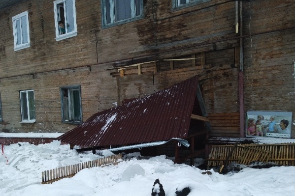 В 14:30 на Розы Люксембург, 63, корпус 1 рухнул козырек. Жительнице дома повезло, что она с ребенком не успела подойти к подъезду В 14:30 на Розы Люксембург, 63, корпус 1 рухнул козырек. Жительнице дома повезло, что она с ребенком не успела подойти к подъезду