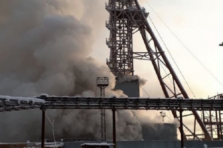 Момент пожара — из шахты валит дым