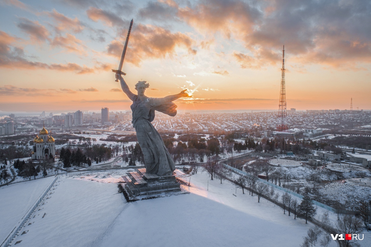 И «Родина-мать» с солнцем в руке: фотограф показал переливы зимнего заката в Волгограде