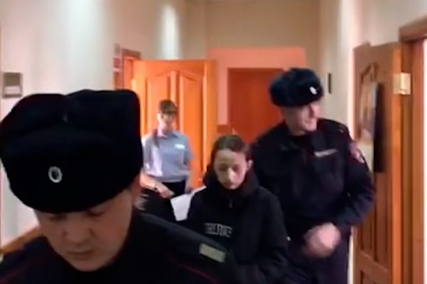 Молодая мать передвигалась сама, от камер не закрывалась Молодая мать передвигалась сама, от камер не закрывалась 