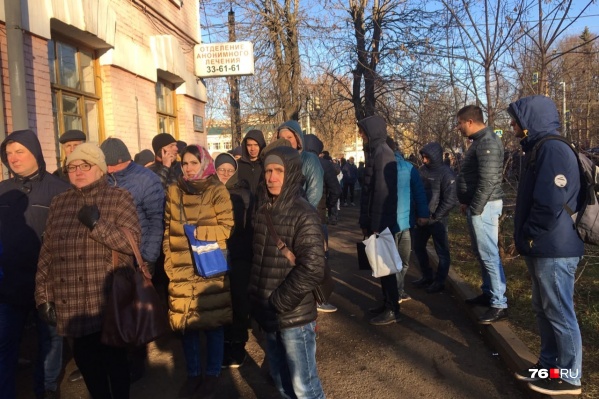 Люди часами стоят на улице Люди часами стоят на улице