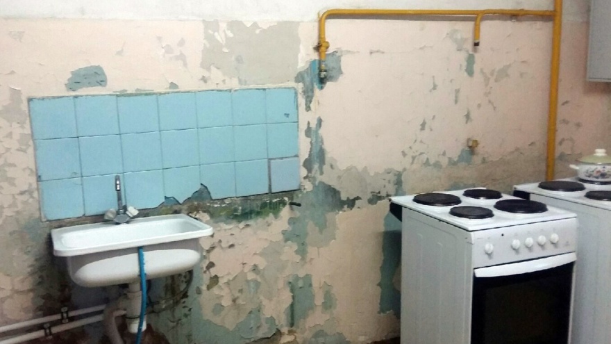 Руководство ОмГПУ пообещало попросить у федералов деньги на ремонт общежития с облезлыми стенами