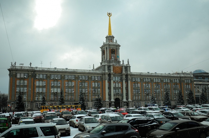 По словам женщины, с крыши администрации на нее упала глыба «размером с тазик» По словам женщины, с крыши администрации на нее упала глыба «размером с тазик»