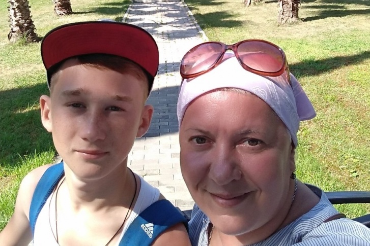 Когда Наталья впервые увидела Лёшу, она заметила, как он сильно похож на зятя, и без шуток предположила, что он его сын. Версия не подтвердилась, но Лёша всё равно оказался в семье Когда Наталья впервые увидела Лёшу, она заметила, как он сильно похож на зятя, и без шуток предположила, что он его сын. Версия не подтвердилась, но Лёша всё равно оказался в семье