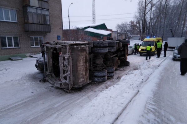 Мусоровоз перевернулся, пытаясь объехать припаркованные автомобили Мусоровоз перевернулся, пытаясь объехать припаркованные автомобили