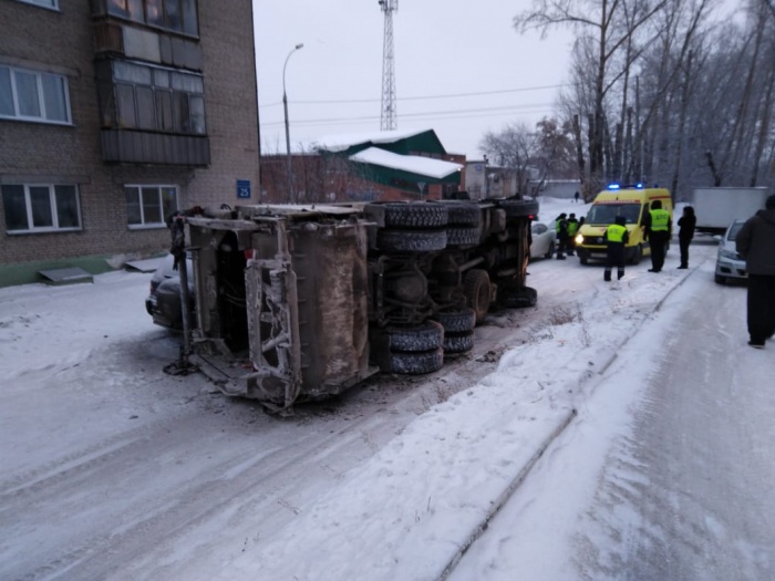 Мусоровоз перевернулся, пытаясь объехать припаркованные автомобили Мусоровоз перевернулся, пытаясь объехать припаркованные автомобили
