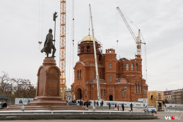 Всего на Александро-Невском соборе засияют шесть куполов Всего на Александро-Невском соборе засияют шесть куполов 