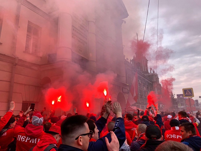 Фанаты московского клуба зажгли проспект Ленина в красные цвета Фанаты московского клуба зажгли проспект Ленина в красные цвета