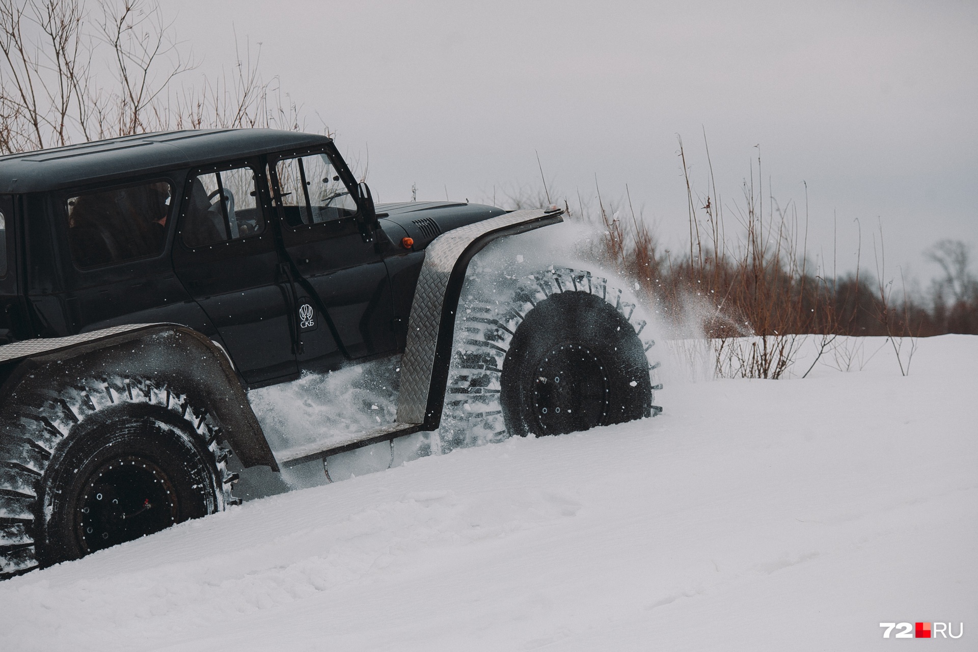 В трудных местах, где много снега или грязи, эта машина может забуксовать ненадолго. Но не стоит переживать, она все равно взберется на любую гору, в чем мы убедились 