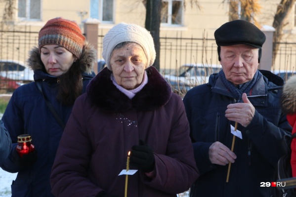 Почтить память репрессированных пришли в основном люди среднего и старшего возраста Почтить память репрессированных пришли в основном люди среднего и старшего возраста