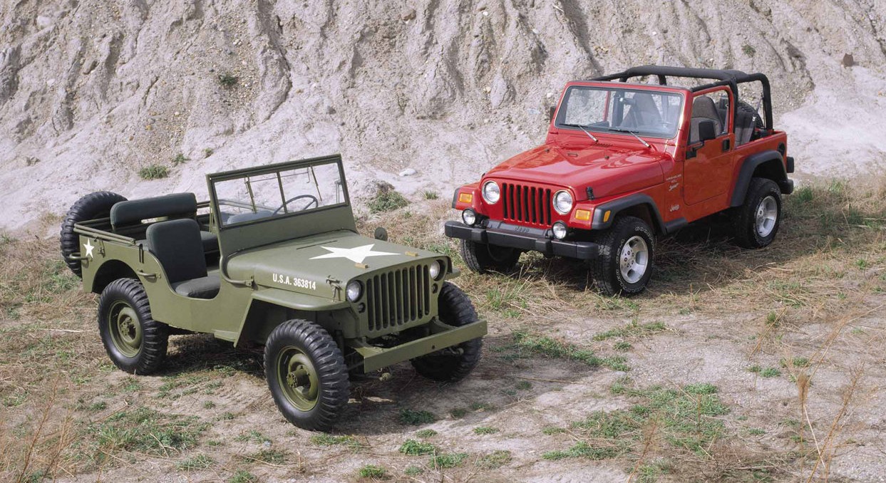 Willys MB — архитипичный внедорожник и первый массовый автомобиль с полным приводом (тираж более 650 тысяч). Он же считается родоначальником марки Jeep (её модель Wrangler — на заднем плане)
