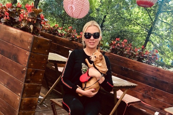 Тойтерьера сначала завела дочь Людмилы (на фото), но после рождения ребёнка она была вынуждена отдать собаку матери Тойтерьера сначала завела дочь Людмилы (на фото), но после рождения ребёнка она была вынуждена отдать собаку матери