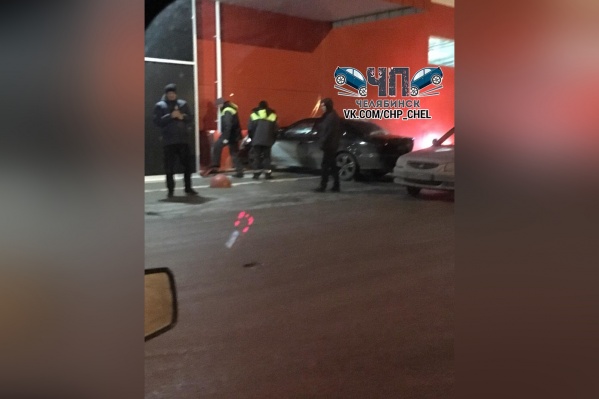 Автомобиль врезался в здание магазина Автомобиль врезался в здание магазина