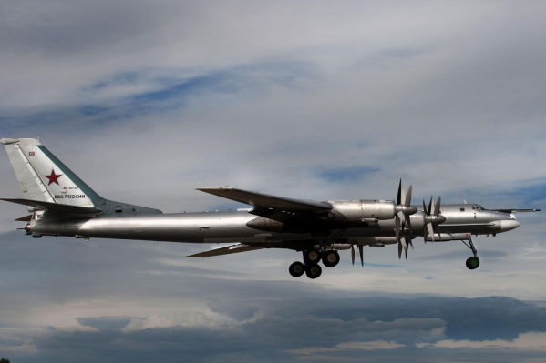 Ту-95 МС — единственный в мире серийный бомбардировщик и ракетоносец с турбовинтовыми двигателями Ту-95 МС — единственный в мире серийный бомбардировщик и ракетоносец с турбовинтовыми двигателями