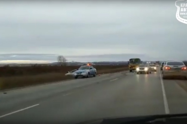 Водитель иномарки забыл включить аварийную сигнализацию после ДТП и продолжал стоять на дороге Водитель иномарки забыл включить аварийную сигнализацию после ДТП и продолжал стоять на дороге