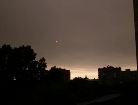 Новосибирцы завалили соцсети фотографиями необычного красного солнца