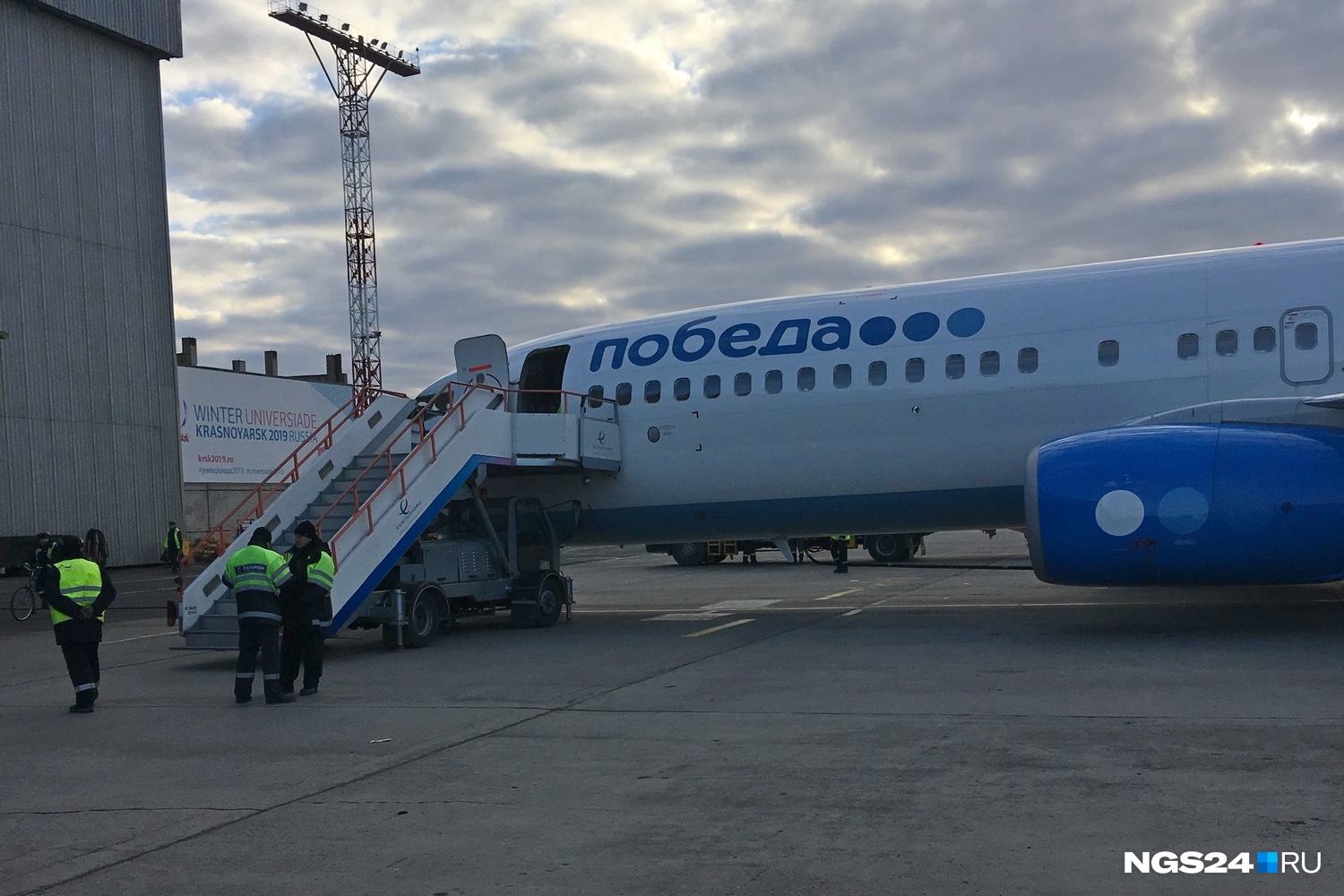 Самолет красноярск. Борт самолета победа. Самолет Красноярск Москва победа. Самолеты авиакомпании победа Красноярск Москва. Самолет из Красноярска в Новосибирск.