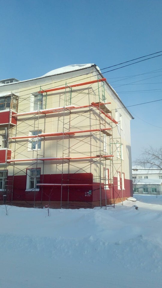 Дом в Сухом Логе, с которого «сдуло» капремонт, снова обшили сайдингом