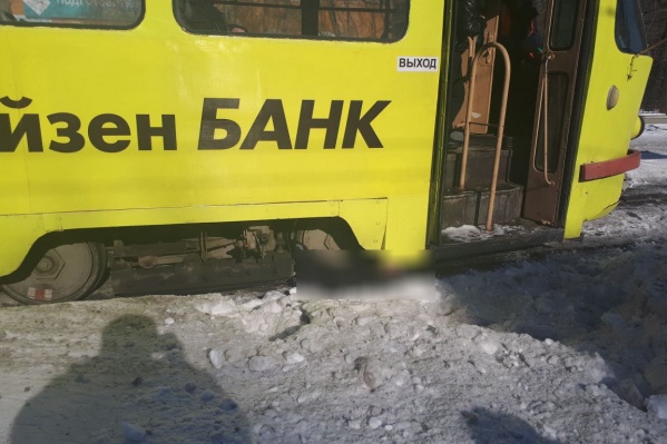 Когда скорая приехала, мужчину не могли извлечь из-под колес Когда скорая приехала, мужчину не могли извлечь из-под колес