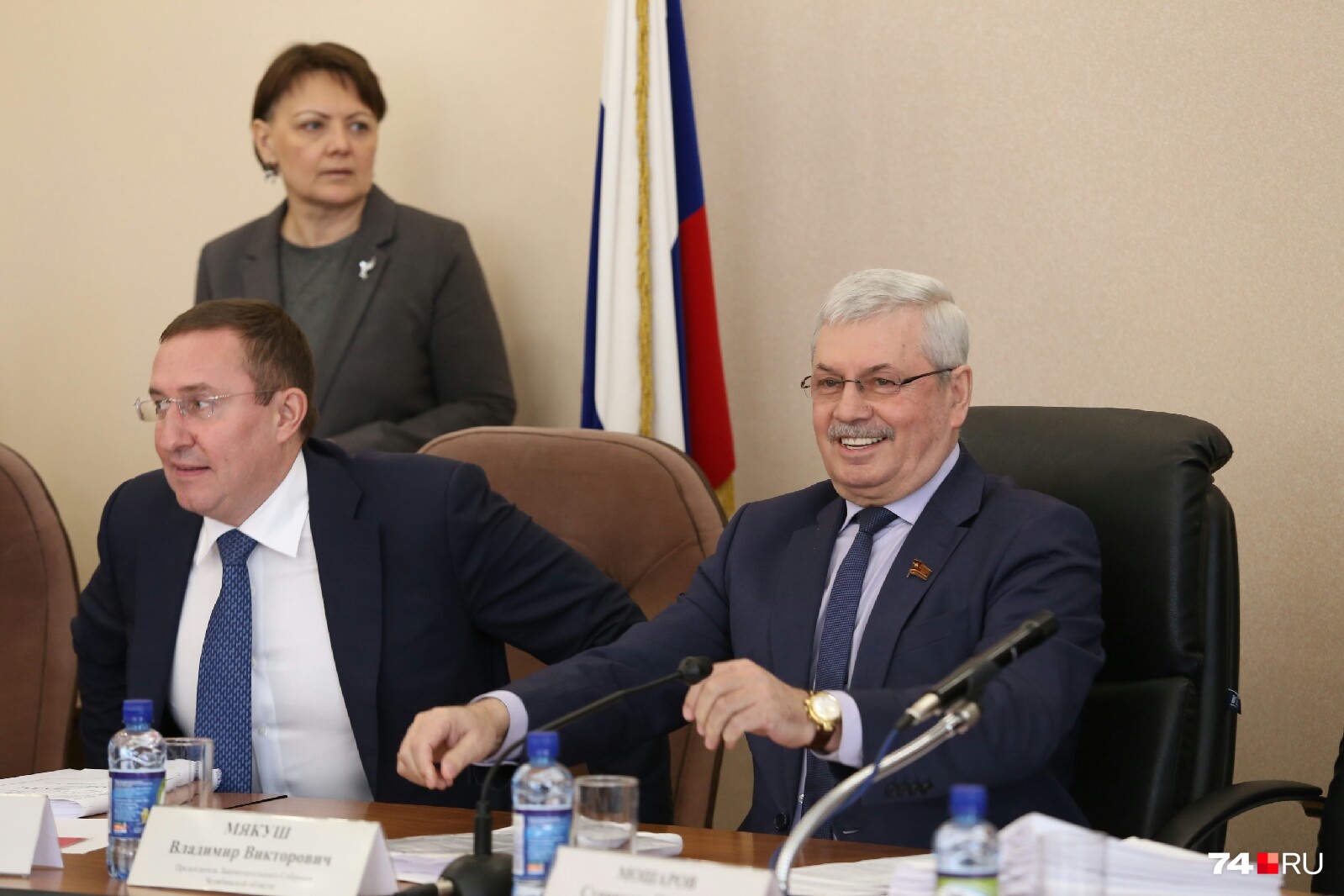 Владимир Мякуш (справа) пребывает в прекрасном расположении духа, по всей видимости, заранее уверен в результате голосования Владимир Мякуш (справа) пребывает в прекрасном расположении духа, по всей видимости, заранее уверен в результате голосования