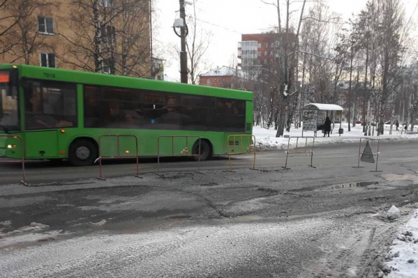 Дефект теплосетей обнаружили 29 декабря в районе перекрестка Обводного с Воскресенской Дефект теплосетей обнаружили 29 декабря в районе перекрестка Обводного с Воскресенской
