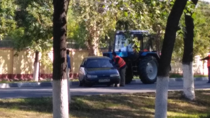 Трактор вытащил автомобиль, вылетевший на трамвайные рельсы на проспекте Ленина