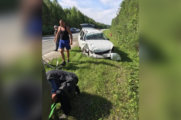 На фото Дмитрий Панов отцепляет от своей машины трос На фото Дмитрий Панов отцепляет от своей машины трос