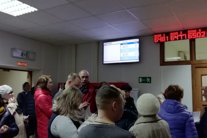 Даже электронная очередь не справляется с наплывом клиентов Даже электронная очередь не справляется с наплывом клиентов