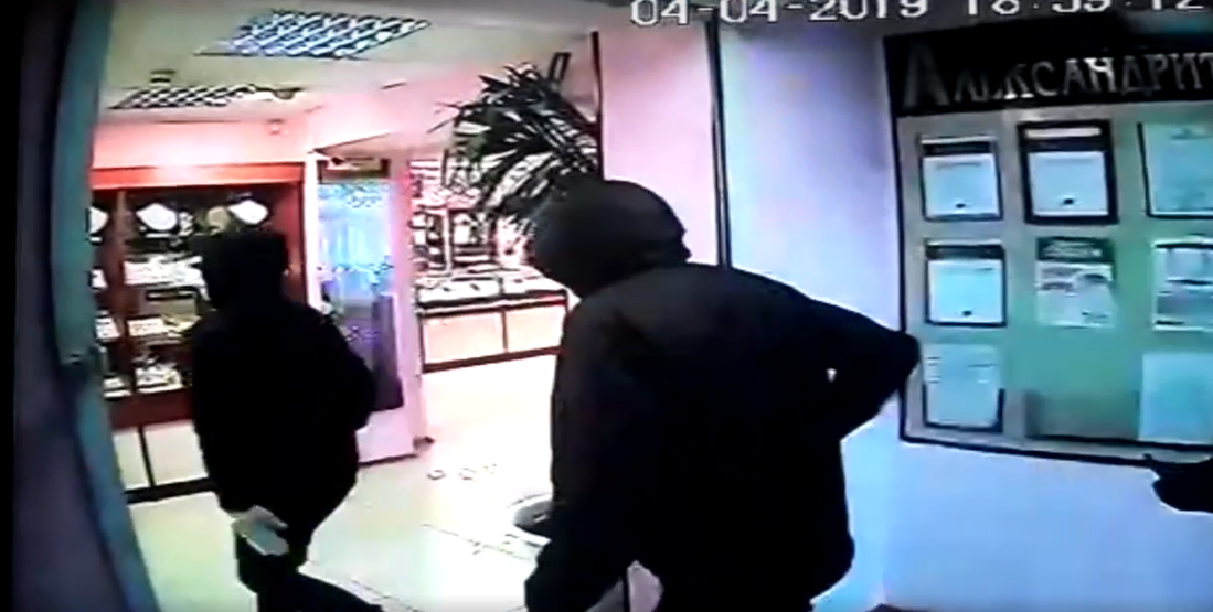 С гвоздодером и молотком: дерзкое ограбление ювелирного магазина в Уфе засняли видеокамеры