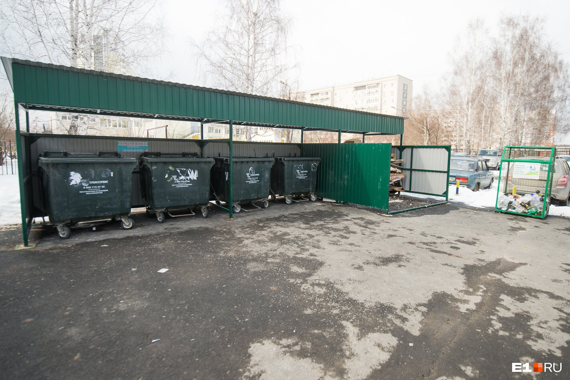 Так выглядит контейнерная площадка: 4 мусорных бака, сетка под пластик, отсек под крупногабаритные отходы