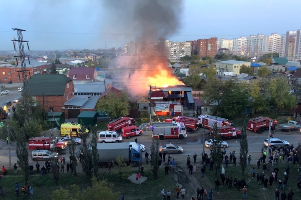 Пожар стал причиной настоящего столпотворения. Множество местных жителей наблюдает за тем, как спасатели борются с огнём Пожар стал причиной настоящего столпотворения. Множество местных жителей наблюдает за тем, как спасатели борются с огнём