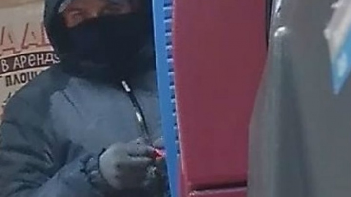 Дерзкое ограбление в Ярославле: два грабителя в повязках вскрыли банкомат