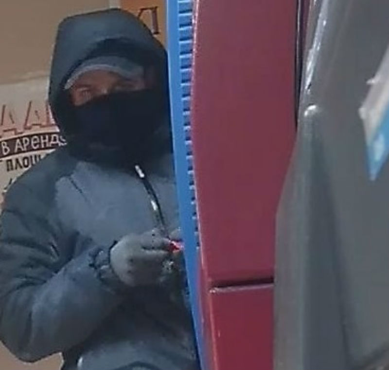 Дерзкое ограбление в Ярославле: два грабителя в повязках вскрыли банкомат