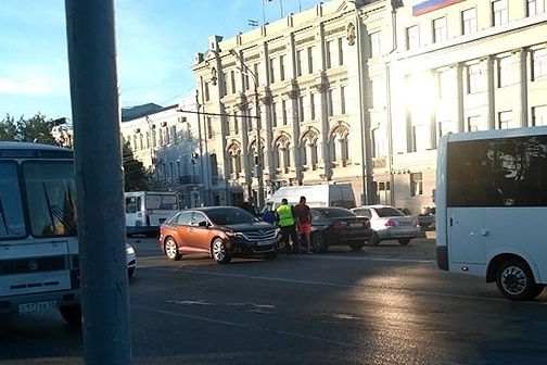 От удара у машины помялась крыша От удара у машины помялась крыша