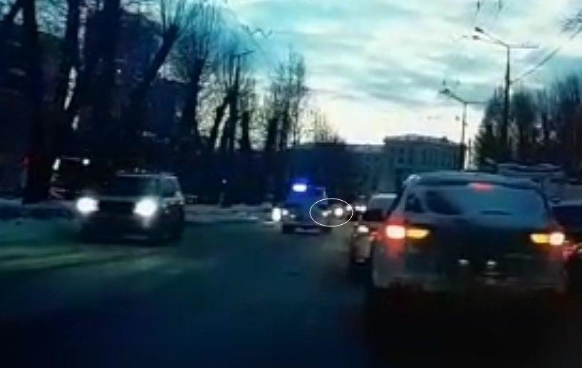 Кружком выделен автомобиль, с которым УАЗ столкнётся примерно через 1,8 секунды. Он едет по своей левой полосе, визуально между ним и УАЗом не более 40 метров. Стоп-сигналы на УАЗе не горят Кружком выделен автомобиль, с которым УАЗ столкнётся примерно через 1,8 секунды. Он едет по своей левой полосе, визуально между ним и УАЗом не более 40 метров. Стоп-сигналы на УАЗе не горят