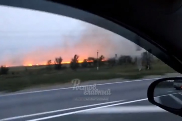 Огонь растянулся на несколько километров Огонь растянулся на несколько километров